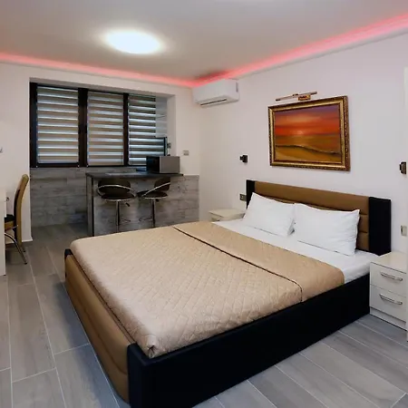 Deluxe 2 Center Apartment